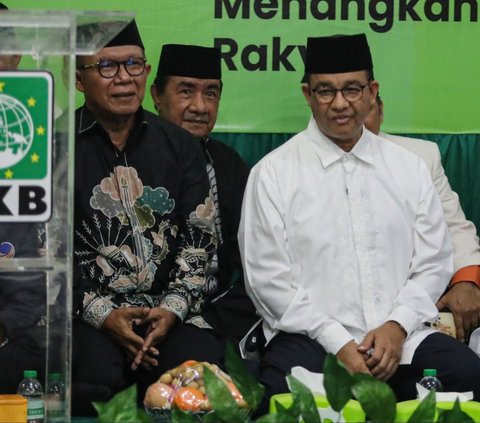 FOTO: Senyum Anies Baswedan Berkoko Putih Sambangi Tasyakuran Harla PKB, Perwakilan 4 Partai Sambut Hangat Kehadirannya