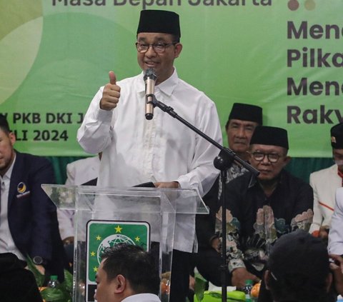 FOTO: Senyum Anies Baswedan Berkoko Putih Sambangi Tasyakuran Harla PKB, Perwakilan 4 Partai Sambut Hangat Kehadirannya