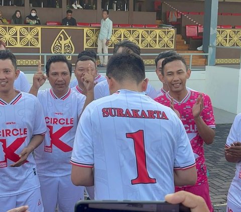 Serahkan Jersey Putih Logo PSI, Kaesang Usung Mangkunegara X Maju Pilkada Solo