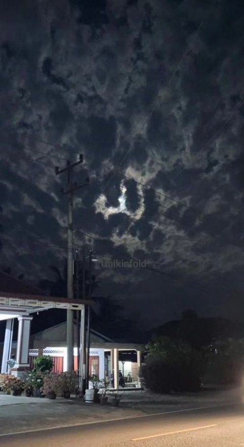 A Woman Captures the Sky that Shapes the Pronunciation of Allah SWT at Night, It is Very Clear!