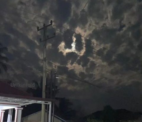 A Woman Captures the Sky Forming the Words of Allah SWT at Night, the Form is Very Clear!