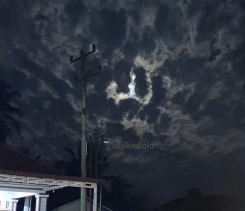 A Woman Captures the Sky Forming the Words of Allah SWT at Night, the Form is Very Clear!