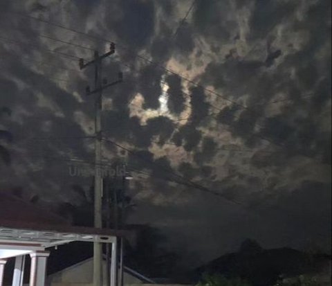 A Woman Captures the Sky Forming the Words of Allah SWT at Night, the Form is Very Clear!