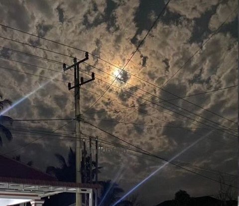 A Woman Captures the Sky Forming the Words of Allah SWT at Night, the Form is Very Clear!