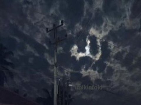 A Woman Captures the Sky Forming the Words of Allah SWT at Night, the Form is Very Clear!