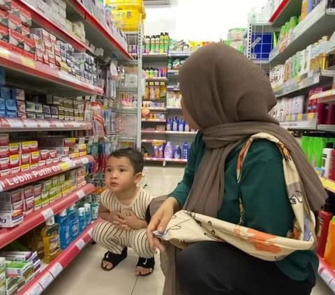 Potret Rayyanza 'Cipung' Jalan-jalan Sore Bareng Sus Rini, Belanja Bulanan ke Minimarket Sampai Jajan Bakso