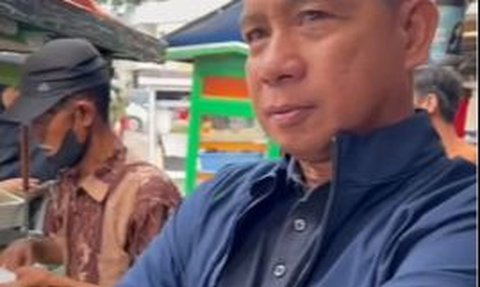 Meski Bintang 4 di Pundak, Panglima TNI Tak Gengsi Berdiri Antre Jajan di Pinggir Jalan 'Harga Merakyat'