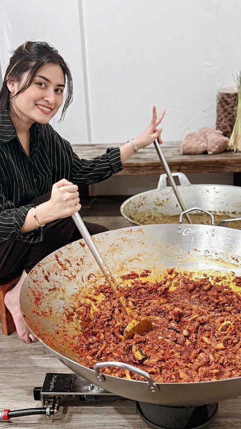 Angbeen dikenal sebagai salah satu artis yang jago memasak. Bahkan ia begitu pandai memasak dalam porsi besar.