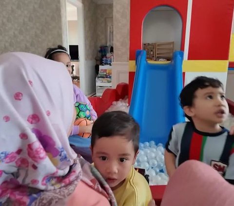 Potret Rayyanza Kunjungi Rumah Ukkasya, Awalnya Malu-malu Bertemu Putri Cantik Shireen Sungkar