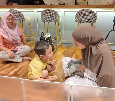 Potret Rayyanza Kunjungi Rumah Ukkasya, Awalnya Malu-malu Bertemu Putri Cantik Shireen Sungkar