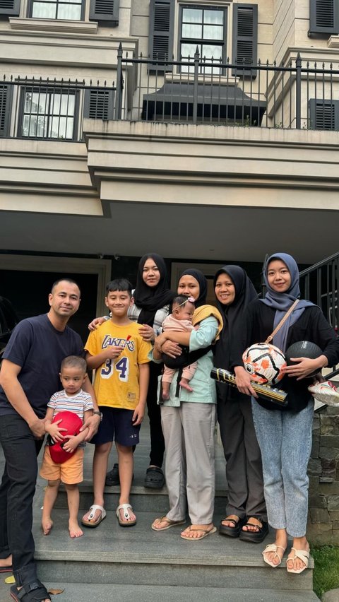 Raffi Ahmad Foto Bareng Pengasuh Anak dan ART di Depan Rumah Mewah, Sikapnya jadi Perbincangan<br>