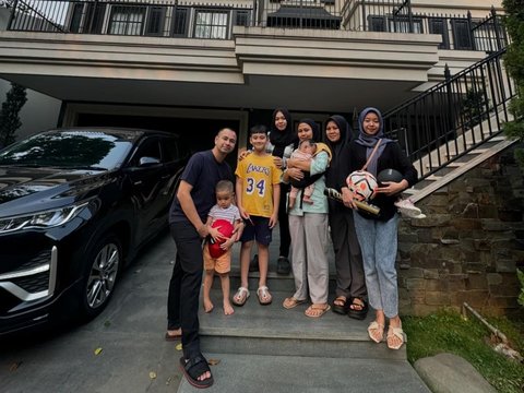 Raffi Ahmad Foto Bareng Pengasuh Anak dan ART di Depan Rumah Mewah, Sikapnya jadi Perbincangan