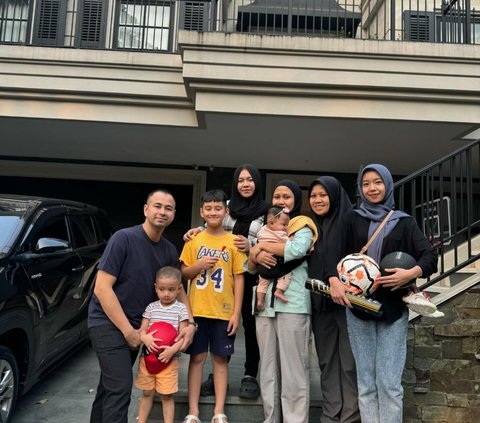 Raffi Ahmad Foto Bareng Pengasuh Anak dan ART di Depan Rumah Mewah, Sikapnya jadi Perbincangan