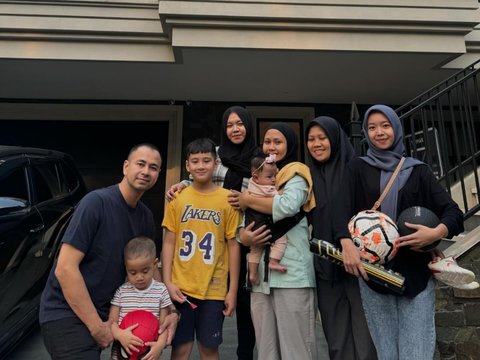 Raffi Ahmad Foto Bareng Pengasuh Anak dan ART di Depan Rumah Mewah, Sikapnya jadi Perbincangan