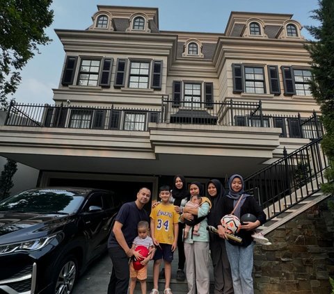 Raffi Ahmad Foto Bareng Pengasuh Anak dan ART di Depan Rumah Mewah, Sikapnya jadi Perbincangan