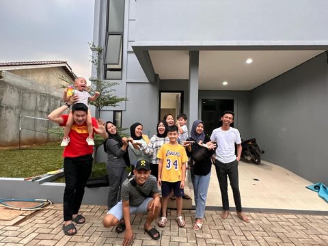 Raffi Ahmad Foto Bareng Pengasuh Anak dan ART di Depan Rumah Mewah, Sikapnya jadi Perbincangan