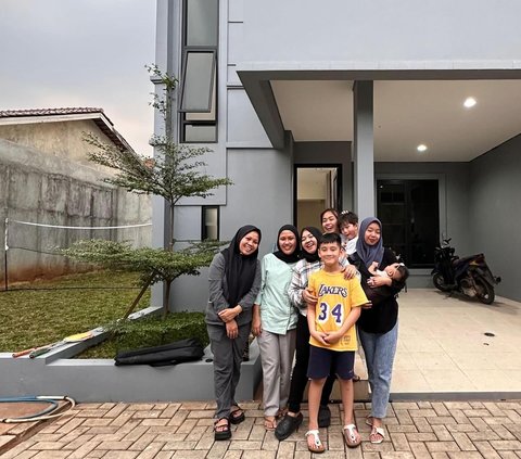 Raffi Ahmad Foto Bareng Pengasuh Anak dan ART di Depan Rumah Mewah, Sikapnya jadi Perbincangan