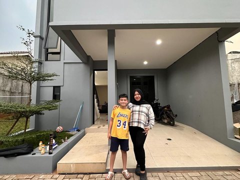 Raffi Ahmad Foto Bareng Pengasuh Anak dan ART di Depan Rumah Mewah, Sikapnya jadi Perbincangan