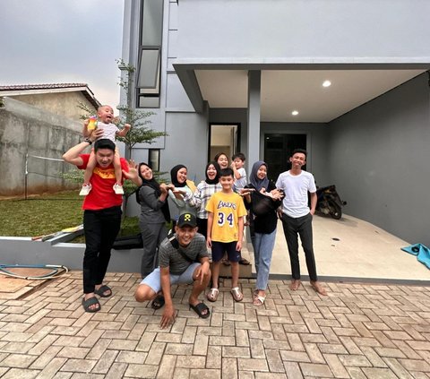 Raffi Ahmad Foto Bareng Pengasuh Anak dan ART di Depan Rumah Mewah, Sikapnya jadi Perbincangan