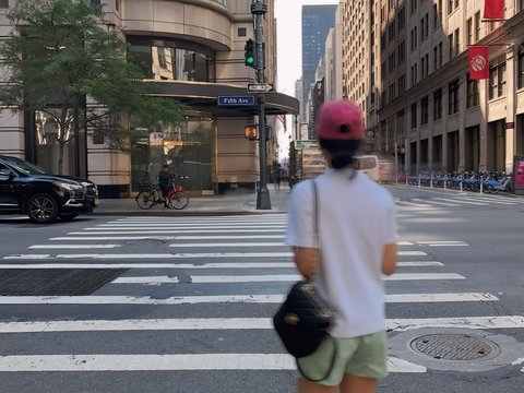 7 Gaya Bunga Zainal saat Jalan-jalan di New York, Penampilannya Disebut Masih Seperti ABG