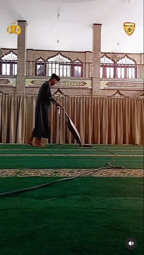 Kisah Muadzin Masjid Raih Cita-Cita jadi Polisi, Sempat jadi Pelayan Kafe Kini Bisa Banggakan Mendiang Ibu