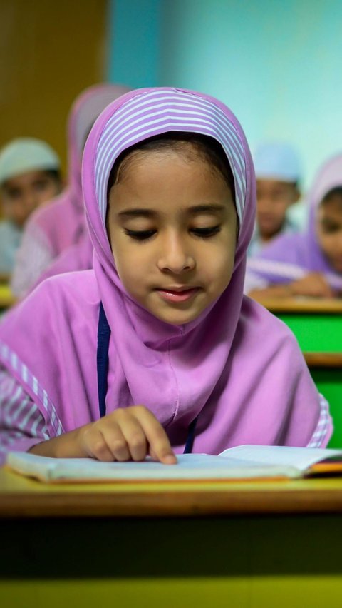 Prayer when Entering and Leaving the Classroom that is Important to be Practiced by Every Student, Please Grant that Knowledge can be Accepted Well and Beneficial.