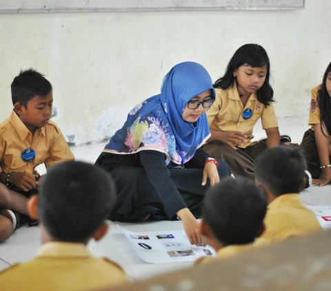 Prayers when entering and leaving the classroom that are important for every student to practice, Please pray that knowledge can be received well and be beneficial