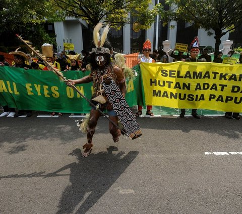 Dalam aksinya, mereka menggelar aksi unjuk rasa untuk menyuarakan penolakan terhadap ekspansi kelapa sawit yang mengancam keberadaan hutan adat mereka. Foto: merdeka.com / Arie Basuki<br>