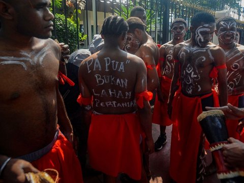 FOTO:  Menentang Ekspansi Kelapa Sawit, Masyarakat Adat Papua dan Aktivis Lingkungan Sampaikan 253.823 Petisi di Mahkamah Agung