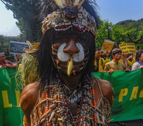 FOTO:  Menentang Ekspansi Kelapa Sawit, Masyarakat Adat Papua dan Aktivis Lingkungan Sampaikan 253.823 Petisi di Mahkamah Agung