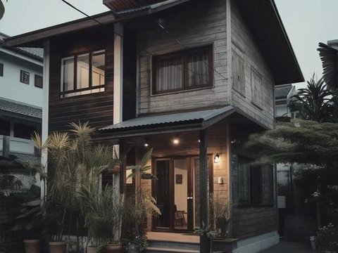 Model Rumah 2 Lantai Kayu dengan Paduan Dua Warna Kayu