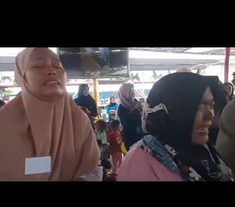 Viral Moment of Mothers Participating in Crying Competition in Tegal, Hundreds of Participants