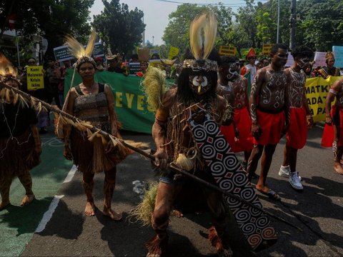 FOTO:  Menentang Ekspansi Kelapa Sawit, Masyarakat Adat Papua dan Aktivis Lingkungan Sampaikan 253.823 Petisi di Mahkamah Agung