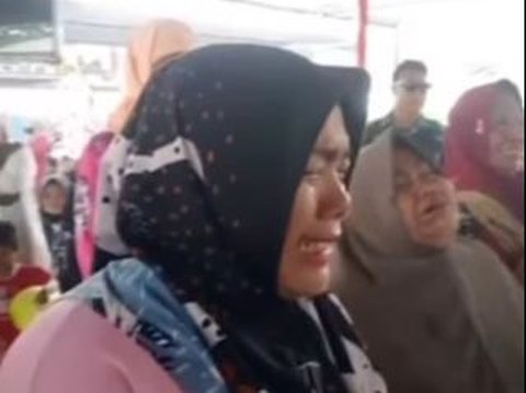 Viral Moment of Mothers Participating in Crying Competition in Tegal, Hundreds of Participants