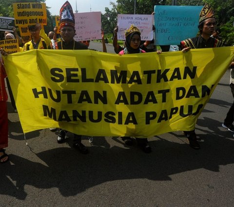 Aktivis lingkungan yang turut serta dalam aksi ini juga mengungkapkan bahwa ekspansi kelapa sawit tidak hanya mengancam keberadaan hutan adat, tetapi juga berpotensi merusak ekosistem yang sangat penting bagi keanekaragaman hayati. Foto: merdeka.com / Arie Basuki<br>