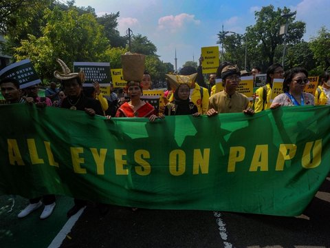 FOTO:  Menentang Ekspansi Kelapa Sawit, Masyarakat Adat Papua dan Aktivis Lingkungan Sampaikan 253.823 Petisi di Mahkamah Agung