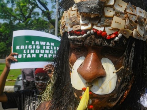 FOTO:  Menentang Ekspansi Kelapa Sawit, Masyarakat Adat Papua dan Aktivis Lingkungan Sampaikan 253.823 Petisi di Mahkamah Agung