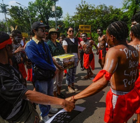 FOTO:  Menentang Ekspansi Kelapa Sawit, Masyarakat Adat Papua dan Aktivis Lingkungan Sampaikan 253.823 Petisi di Mahkamah Agung