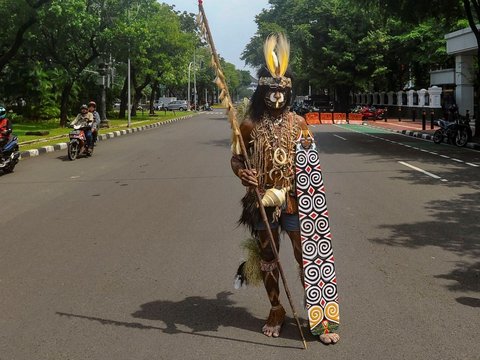 FOTO:  Menentang Ekspansi Kelapa Sawit, Masyarakat Adat Papua dan Aktivis Lingkungan Sampaikan 253.823 Petisi di Mahkamah Agung