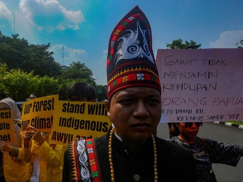 FOTO:  Menentang Ekspansi Kelapa Sawit, Masyarakat Adat Papua dan Aktivis Lingkungan Sampaikan 253.823 Petisi di Mahkamah Agung