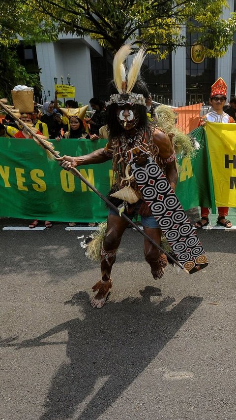 FOTO:  Menentang Ekspansi Kelapa Sawit, Masyarakat Adat Papua dan Aktivis Lingkungan Sampaikan 253.823 Petisi di Mahkamah Agung