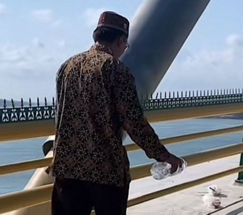 Barelang Bridge in Batam is being blessed due to the high number of suicide attempts