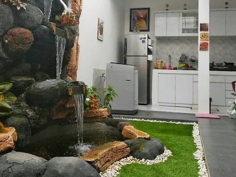 Kolam Ikan Minimalis di Dapur dengan Air Mancur