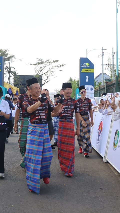 Serunya Para Pembalap Dunia Pakai Sarung dan Kopiah di Tour de Banyuwangi Ijen