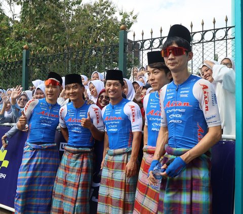 Serunya Para Pembalap Dunia Pakai Sarung dan Kopiah di Tour de Banyuwangi Ijen