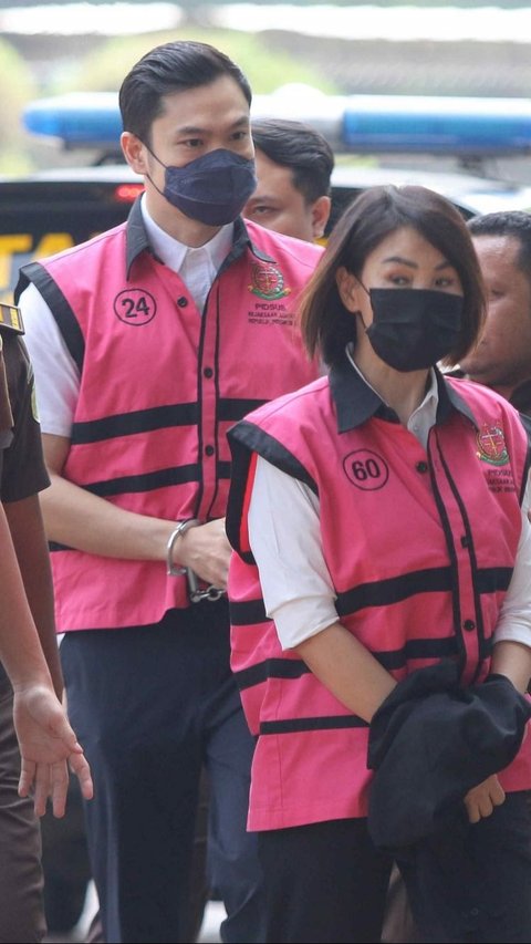 FOTO: Berompi Tahanan, Tersangka Korupsi Timah Harvey Moeis dan Helena Lim Digiring ke Kejaksaan Negeri Jakarta Selatan, Ini Reaksi Wajahnya