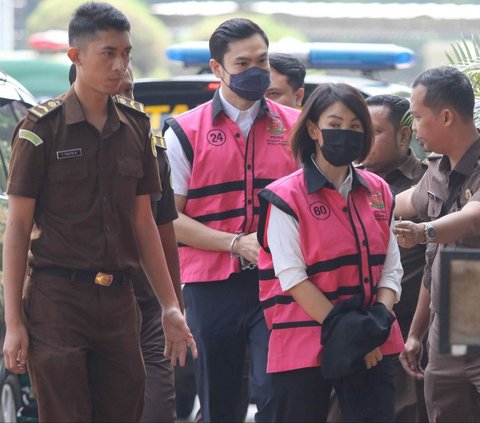 FOTO: Berompi Tahanan, Tersangka Korupsi Timah Harvey Moeis dan Helena Lim Digiring ke Kejaksaan Negeri Jakarta Selatan, Ini Reaksi Wajahnya