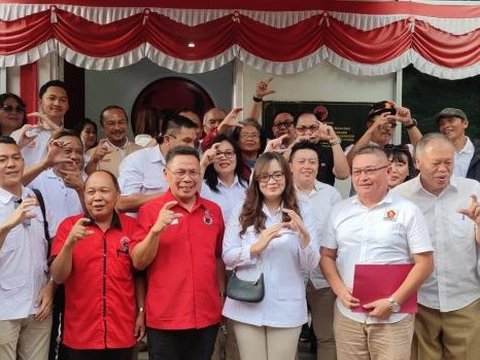 Ketua Gerindra Tomohon Sendy Rumajar Daftar Wawali ke DPC PDIP Tomohon