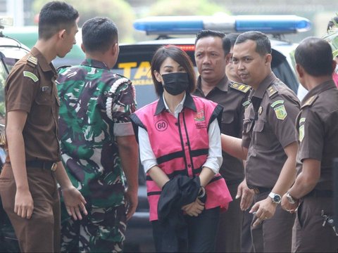 FOTO: Berompi Tahanan, Tersangka Korupsi Timah Harvey Moeis dan Helena Lim Digiring ke Kejaksaan Negeri Jakarta Selatan, Ini Reaksi Wajahnya