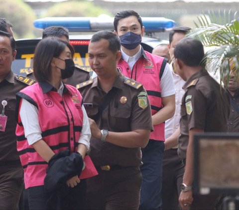 FOTO: Berompi Tahanan, Tersangka Korupsi Timah Harvey Moeis dan Helena Lim Digiring ke Kejaksaan Negeri Jakarta Selatan, Ini Reaksi Wajahnya